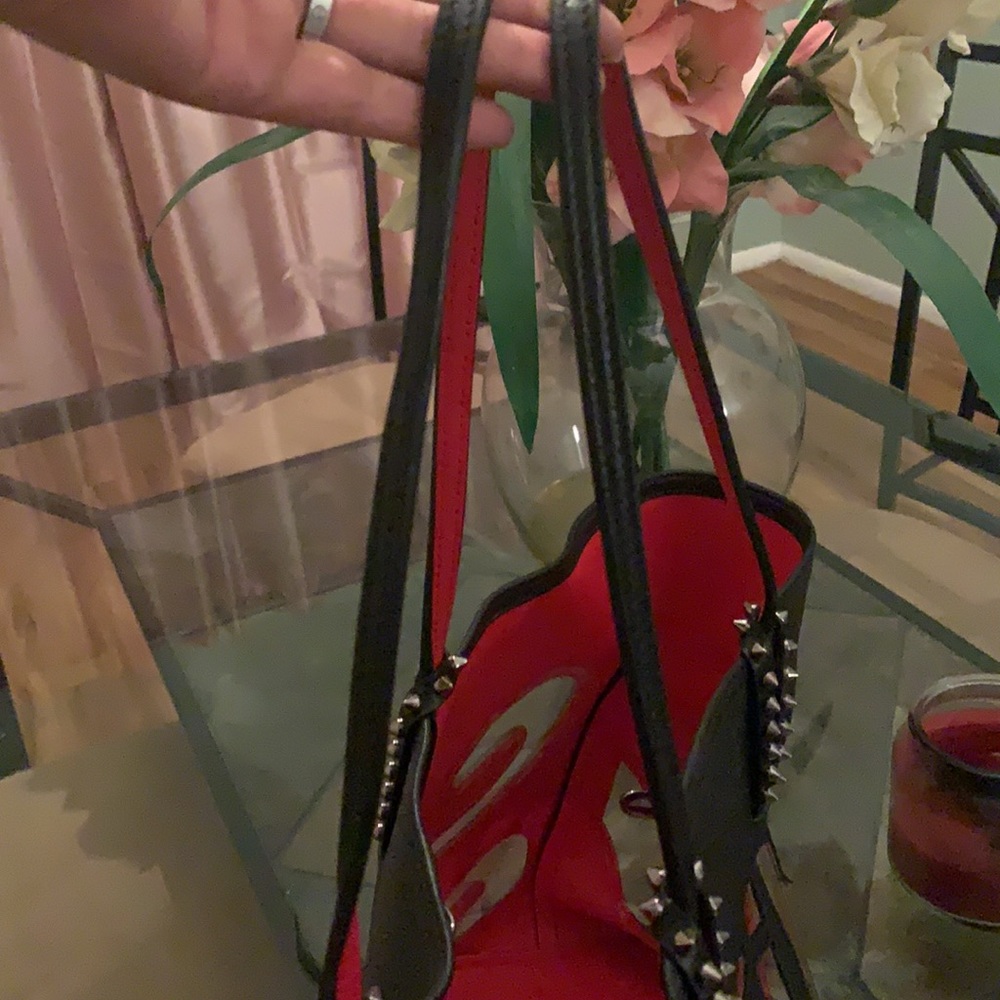 CHRISTIAN LOUBOUTIN
Cabata Paris Logo Calfskin - Picture 9 of 9